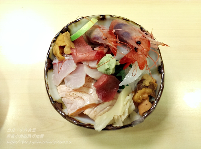 老闆超隨性【小六食堂】超豪華平價(jià)黑鮪魚隨意丼：黑鮪魚Toro丶金殼蝦丶北海道海膽丶紅魽丶白魽丶鮭魚丶比目魚鰭邊肉（季節(jié)限定） @麻吉小兔。世界行旅