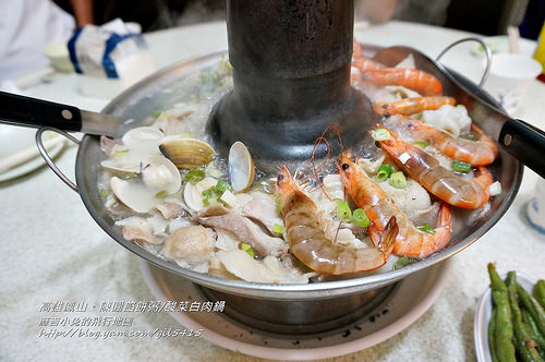 高雄鳳山區(qū)美食【陳圓餡餅粥 / 酸菜白肉鍋】在地的好味道！牛肉捲餅 牛肉餡餅 蔥油餅 上海湯包 酸菜白肉鍋 香酥鴨 @麻吉小兔。世界行旅