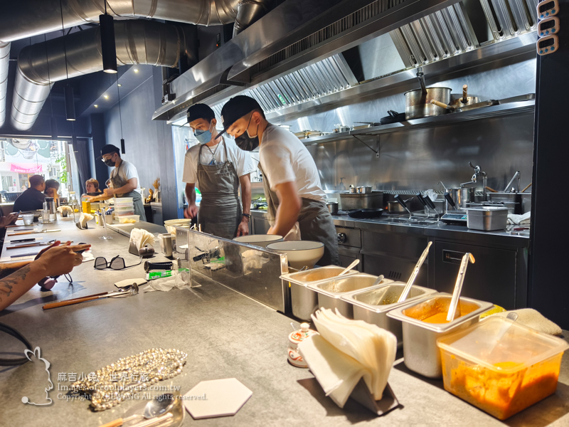 高雄鳳山區美食【陳圓餡餅粥 / 酸菜白肉鍋】在地的好味道！牛肉捲餅 牛肉餡餅 蔥油餅 上海湯包 酸菜白肉鍋 香酥鴨 @麻吉小兔。世界行旅